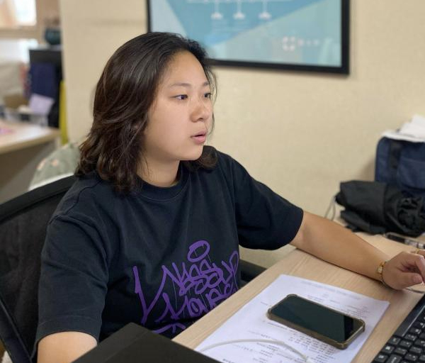 陳薇伊-孜孜不(bù)倦勤學善思，把困難踩到(dào)在腳下(xià)